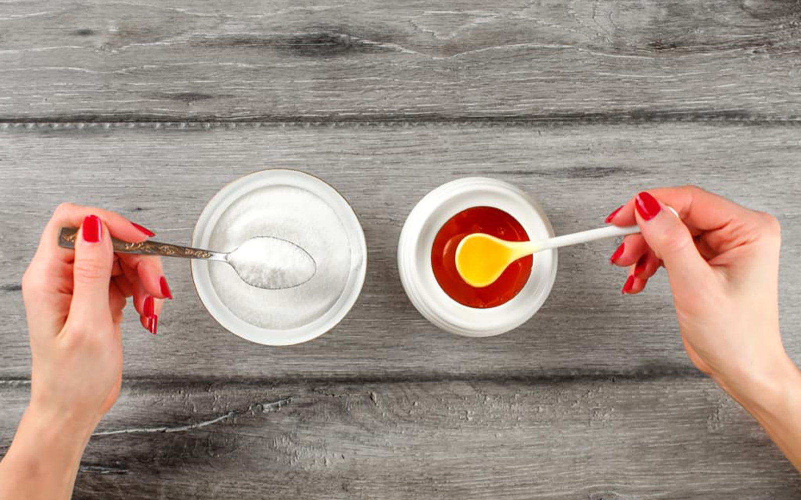 Dưỡng môi bằng mật ong và đường